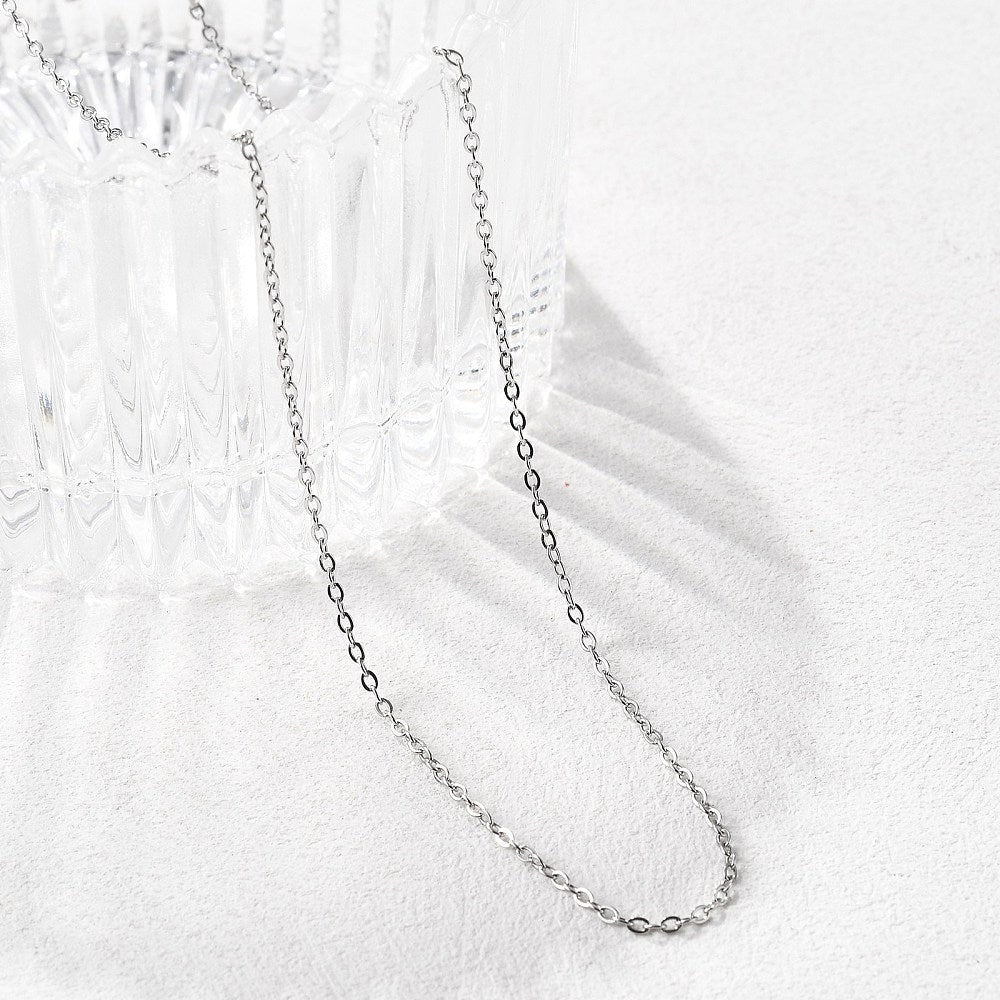 Stainless steel cable chain necklace with oval link pattern