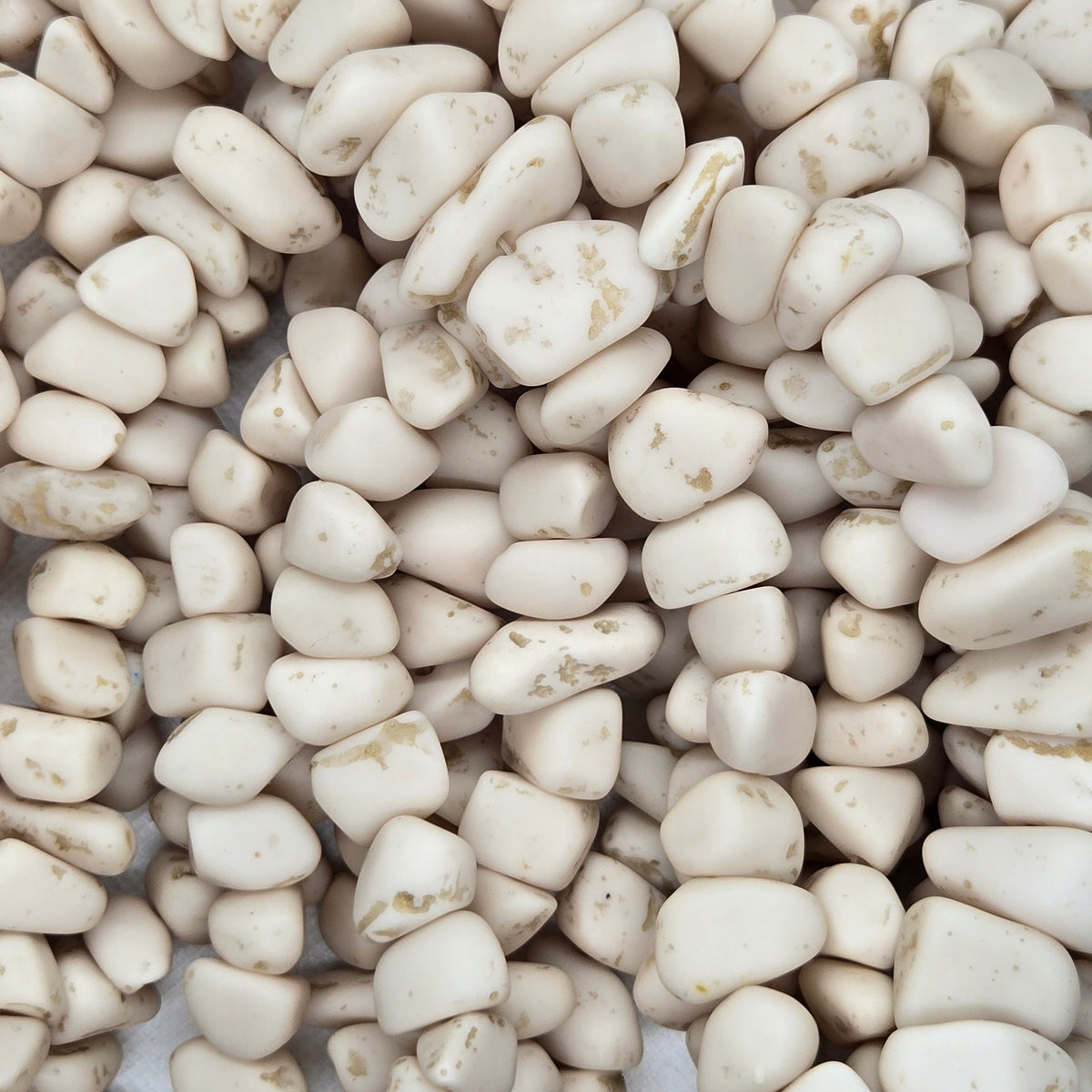Cream chip resin beads strand, white-beige mixed chips with speckled surface