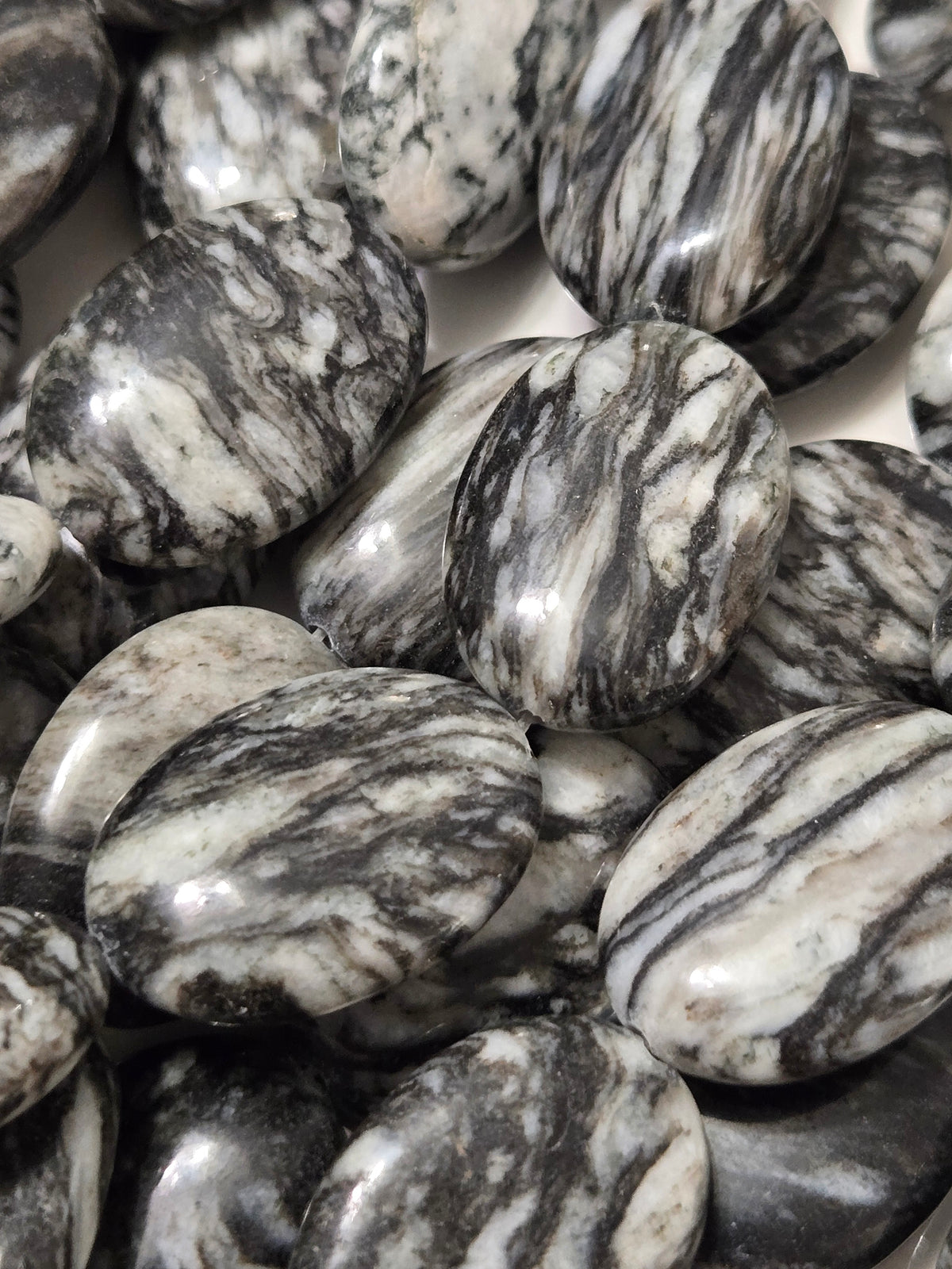 Oval stone beads, approx. 2x3 cm, black and white marbled veining
