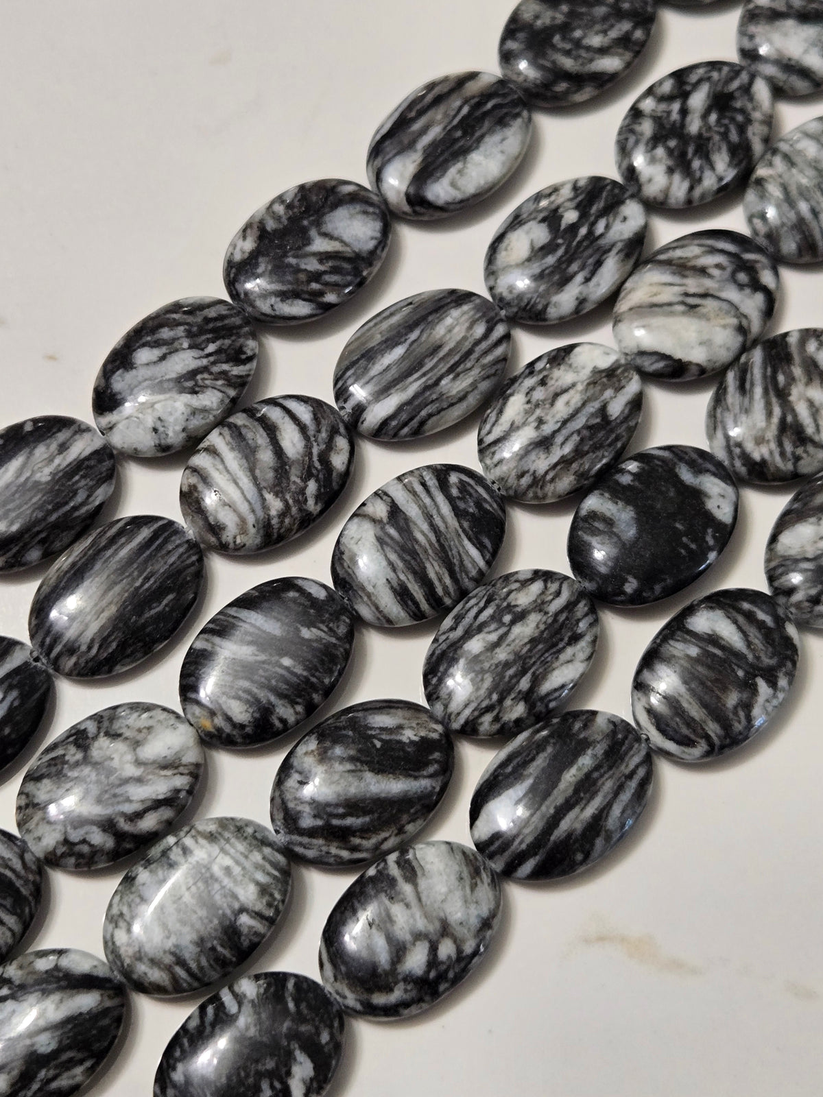 Oval stone beads, approx. 2x3 cm, black and white veined pattern