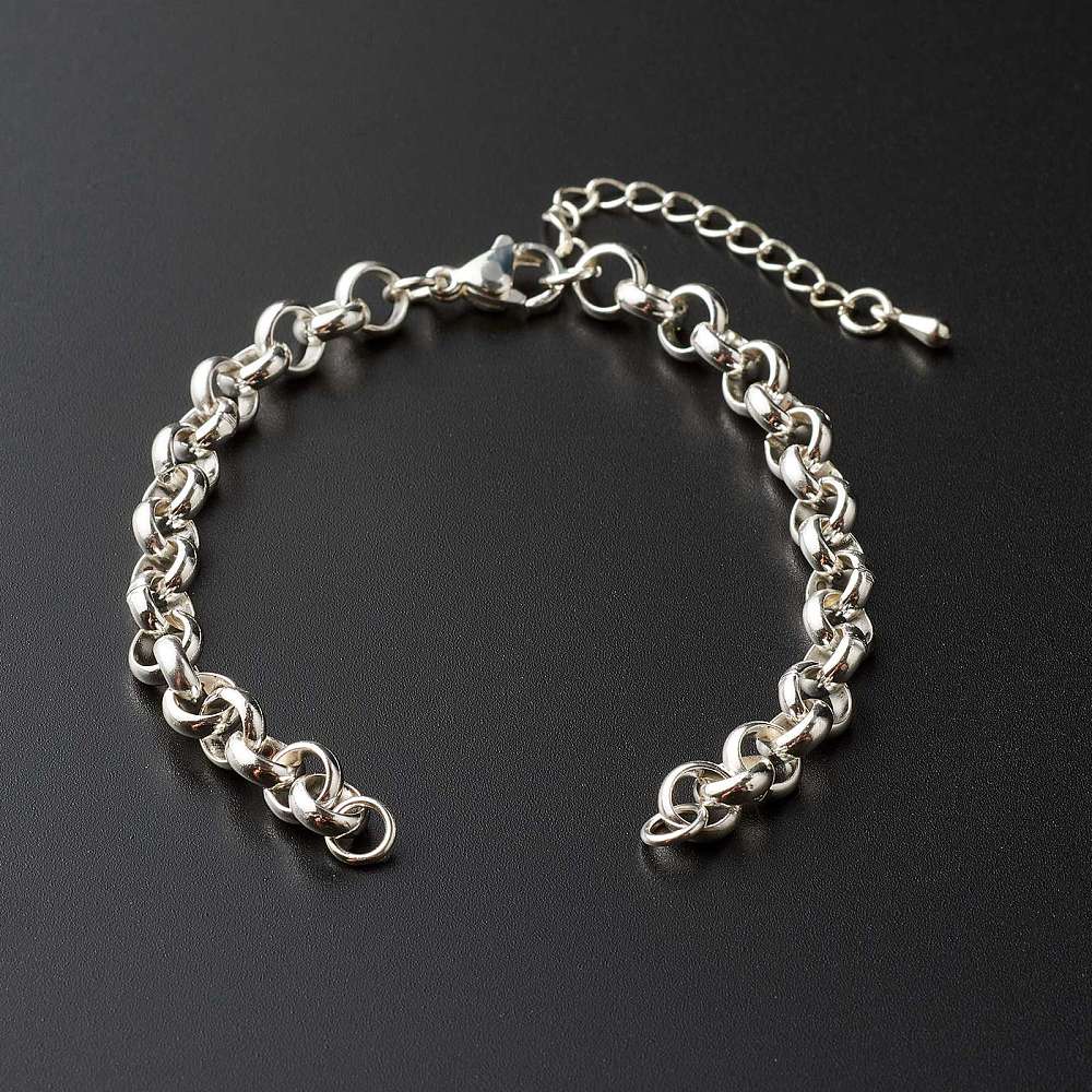 Stainless steel rolo chain bracelet in silver with round link pattern and clasp